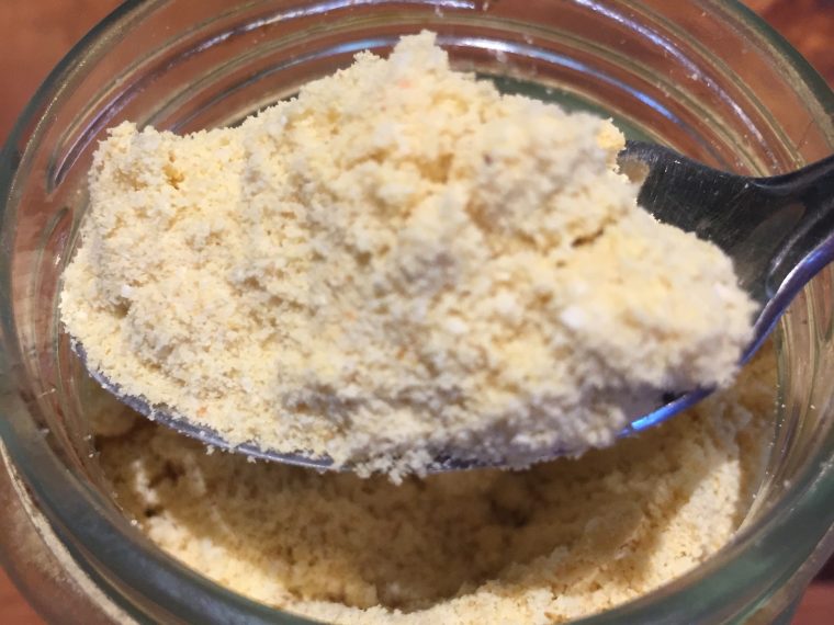 Parmesan végétalien à la noix d'acajou